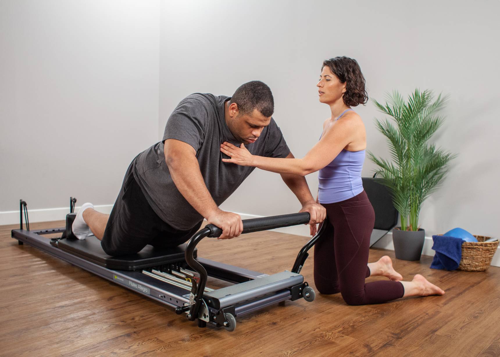  Balanced Body Allegro Stretch Pilates Reformer with Tower and  Mat, Pilates Machine with 14-Inch Stretch, Pilates Exercise Equipment, Workout  Equipment for Home Gym or Studio Use, Black : Sports 