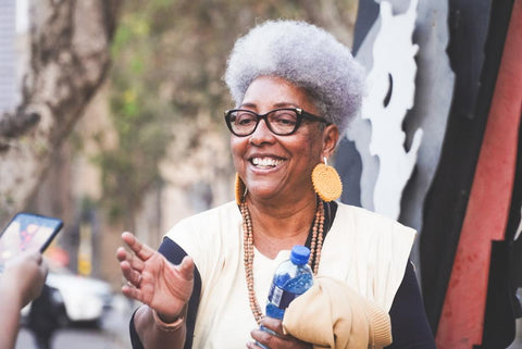mulher negra 60+ anos viajante