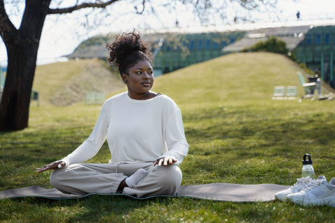 mulher-negra-meditando-ao-ar-livre