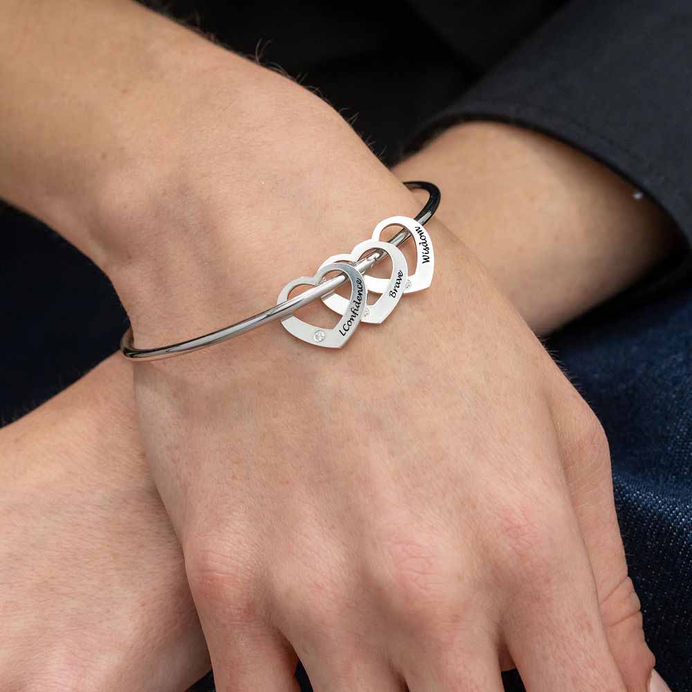 https://cdn.shopify.com/s/files/1/0540/2014/5317/products/BraceletcoeurcouplehommefemmeoffrepromotionnelleS0003impressionpersonnaliseavectextenom-1.jpg