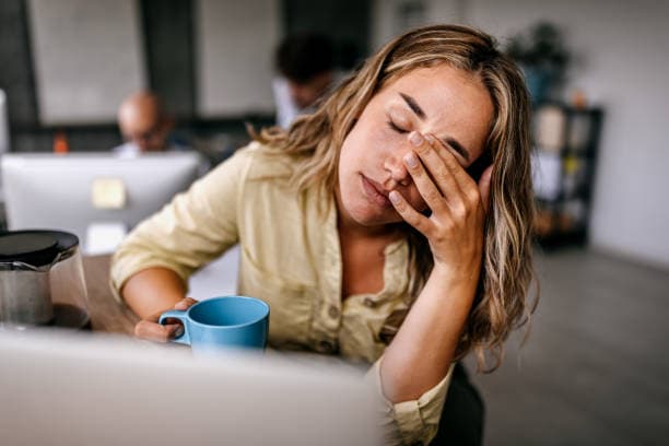 Dor de cabeça, cansaço e náuseas podem ser os sintomas de uma gripe cetônica.