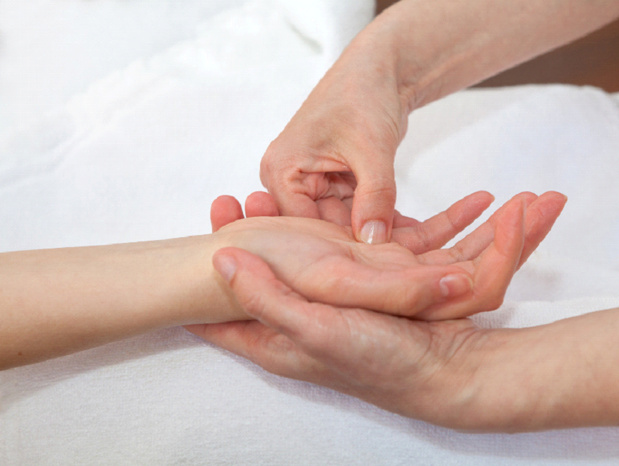 Guide de massage pour les mains de votre partenaire