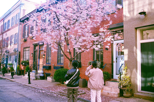 Photograph taken with a Canon EOS 300 of people looking at a house on the street