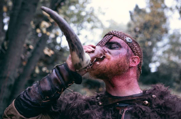 Cuerno para beber vikingo real con soporte – The Norse Way