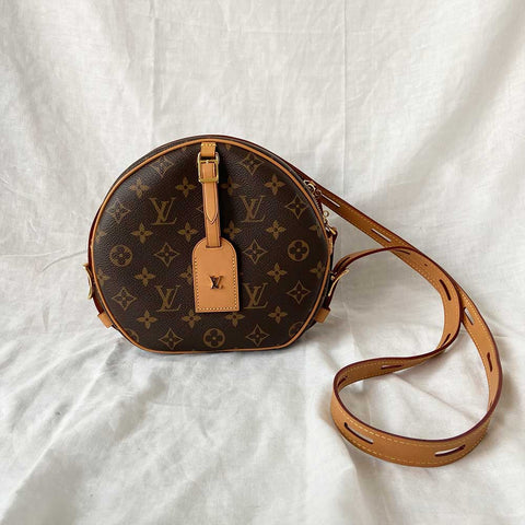 Louis Vuitton Pochette Accessoires in Monogram - More Than You Can Imagine