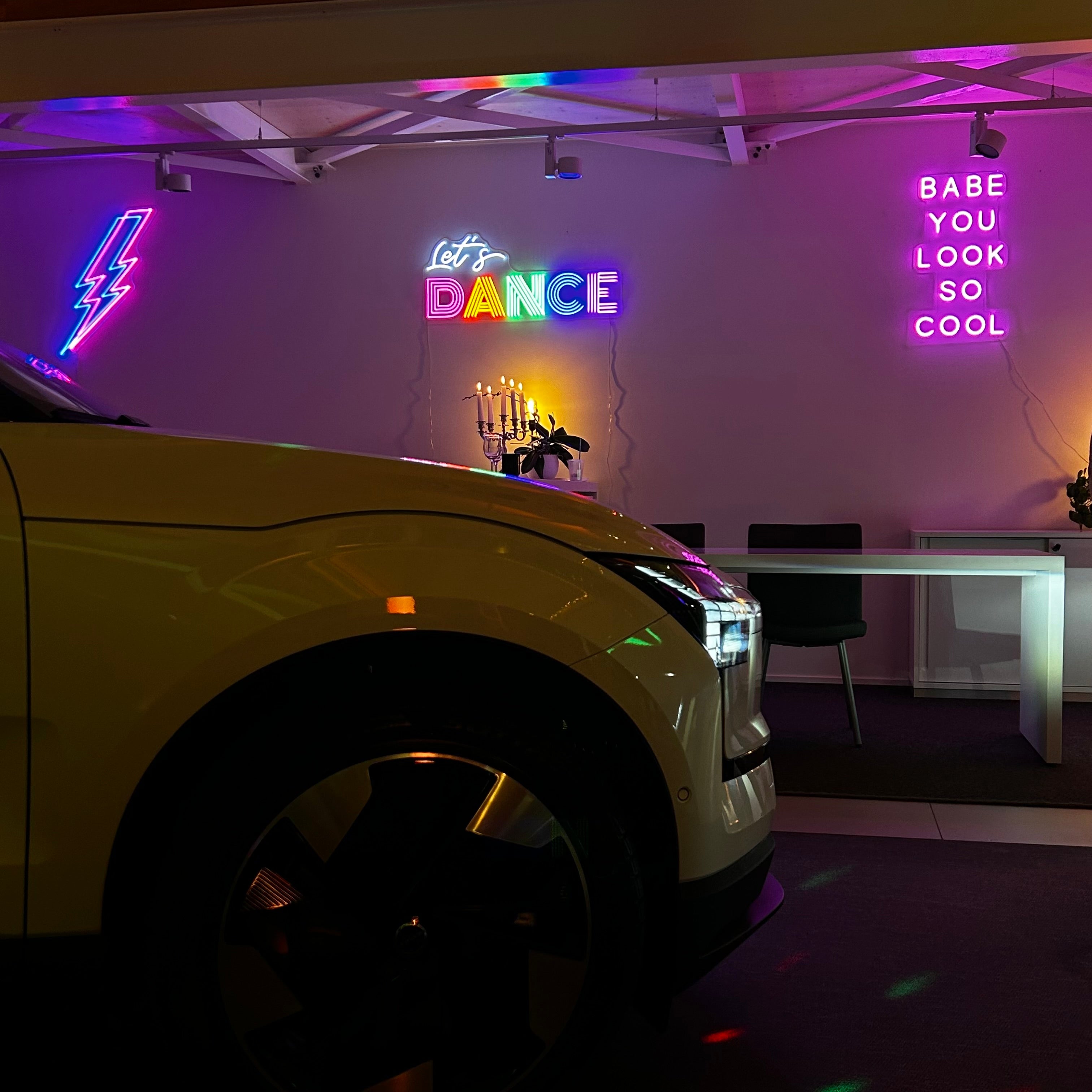 Volvo Ex30 mit Let's Dance Neon Sign, Blitz Neon Sign und BABE YOU LOOK SO COOL Neon Sign