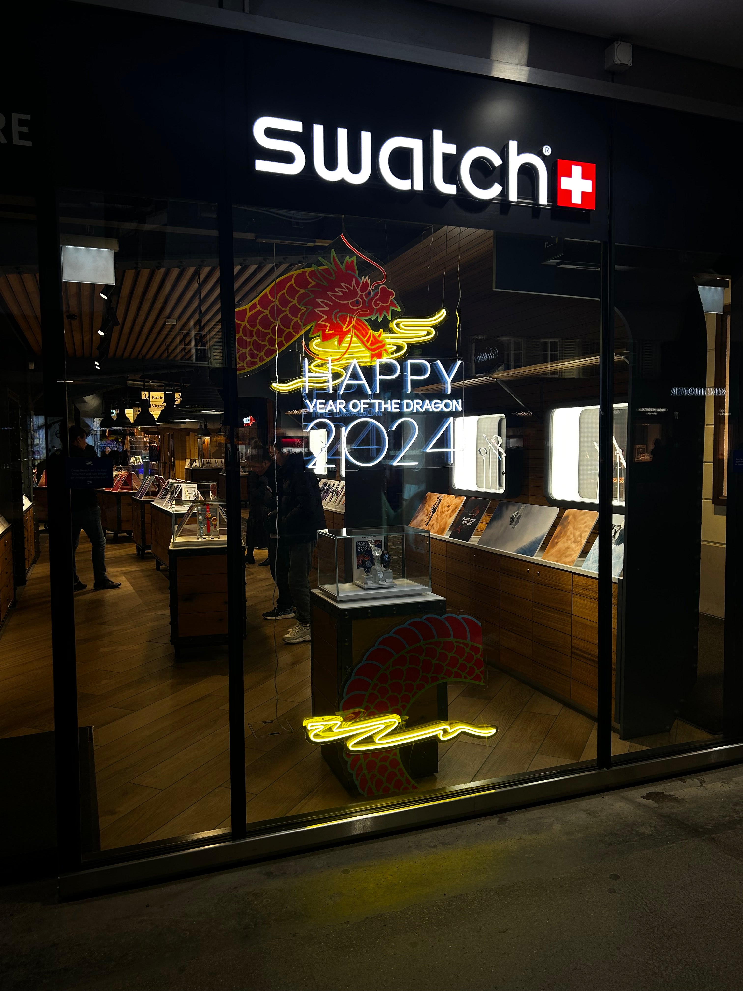 SwatchSchweiz Boutique Interlaken mit LED Neon Sign Happy Year Of the Dragon