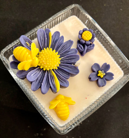 Soy candle with Daisy Flower & Bees Embeds