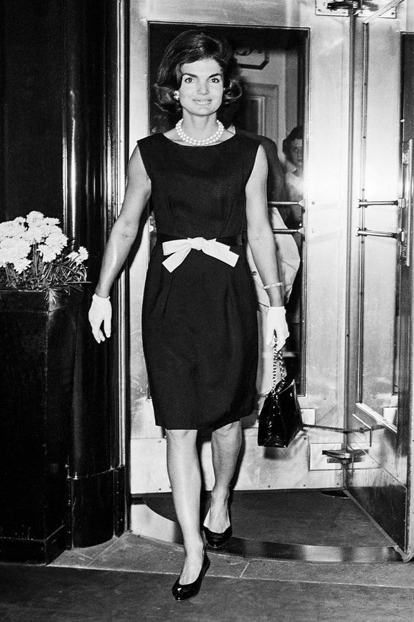 Coco Chanel lanserte the little black dress som ble brukt av Audrey Hepburne og Jackie Kennedy og kjolen ble et tidløst evigvarende stilikon
