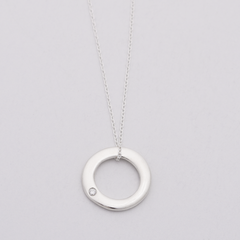Our signature small Ina necklace with a 2.5 mm diamond flush set on both sides.