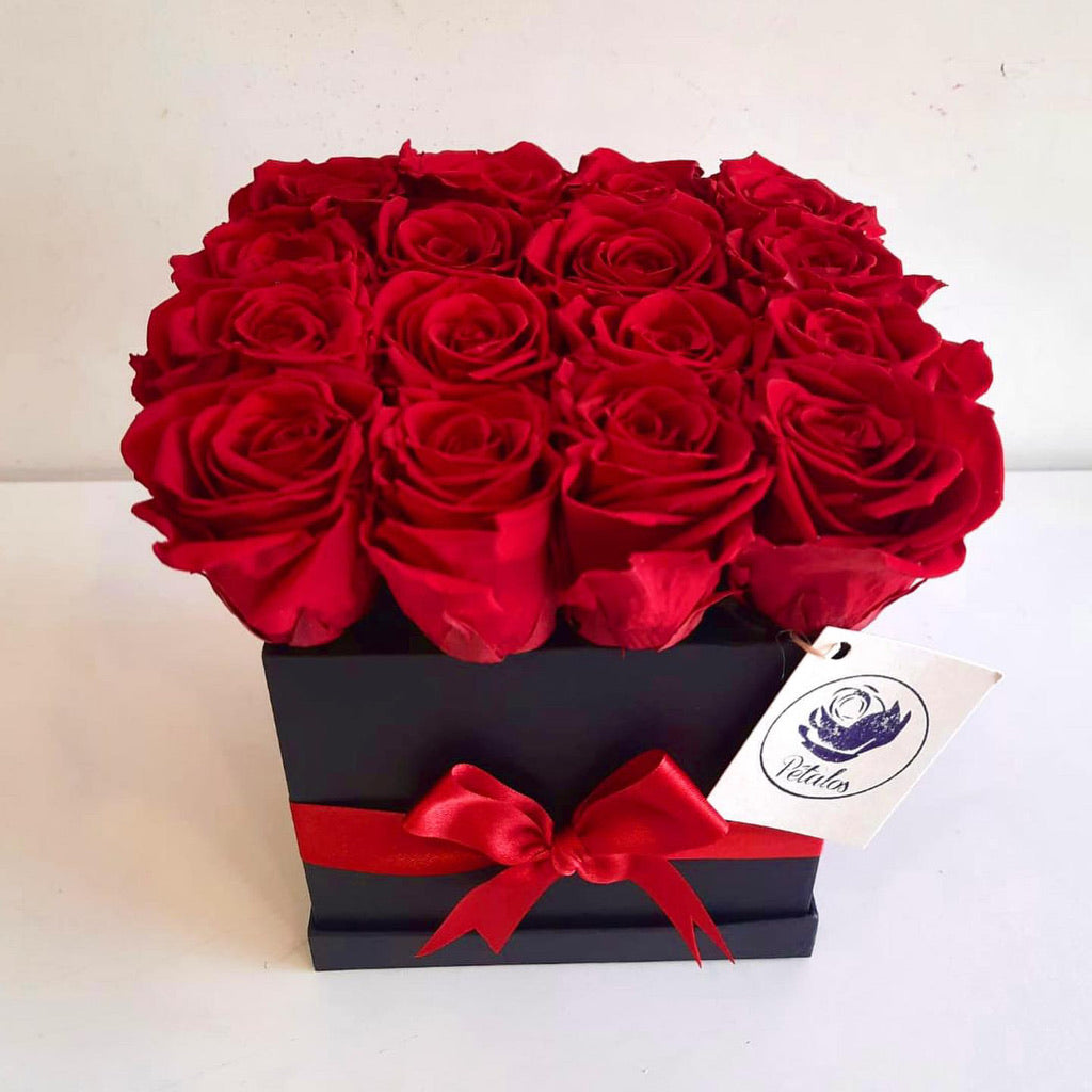 Caja deluxe negra de 16 rosas preservadas rojas – Pétalos Colombia