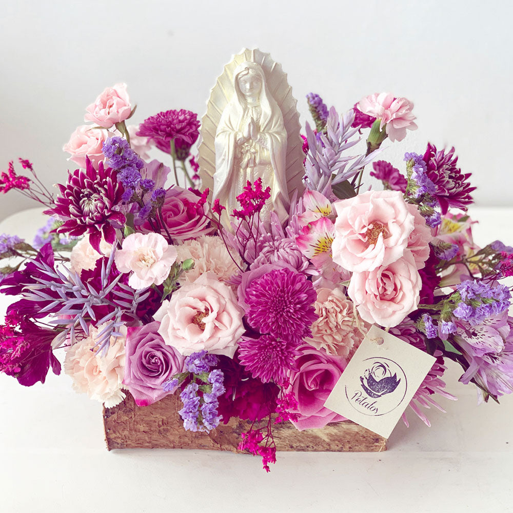 Altar de la virgencita en morado, rosado, fucsia y lila – Pétalos Colombia