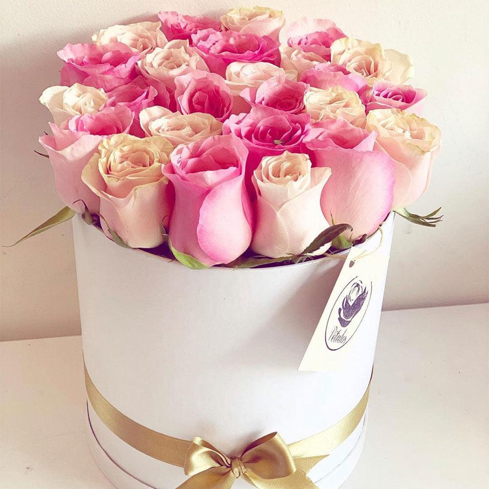 Caja top blanca con rosas rosado y palo de rosa – Pétalos Colombia