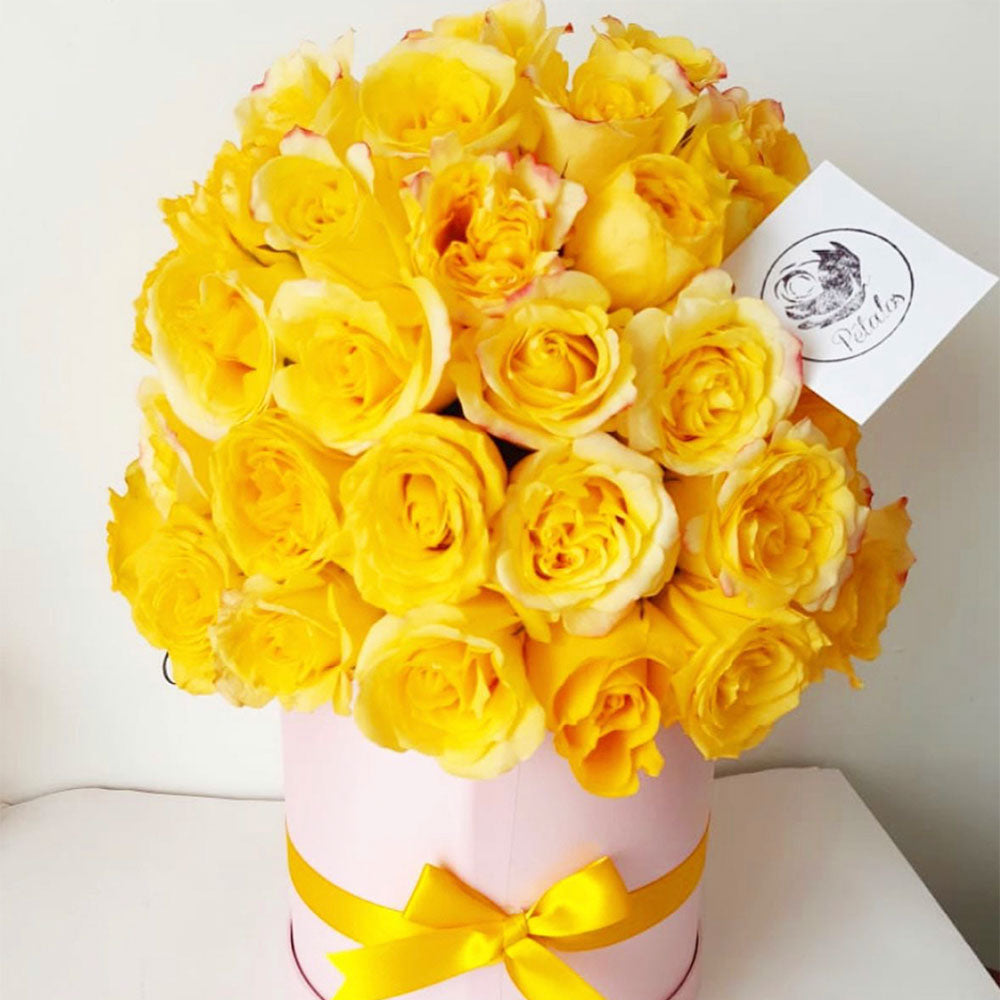 Caja rosada top rosas amarillas – Pétalos Colombia