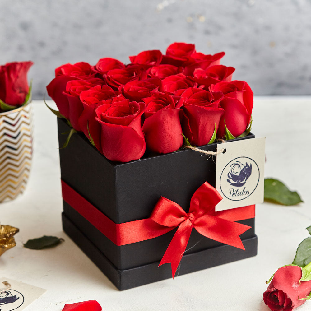 Caja negra deluxe 16 rosas rojas – Pétalos Colombia