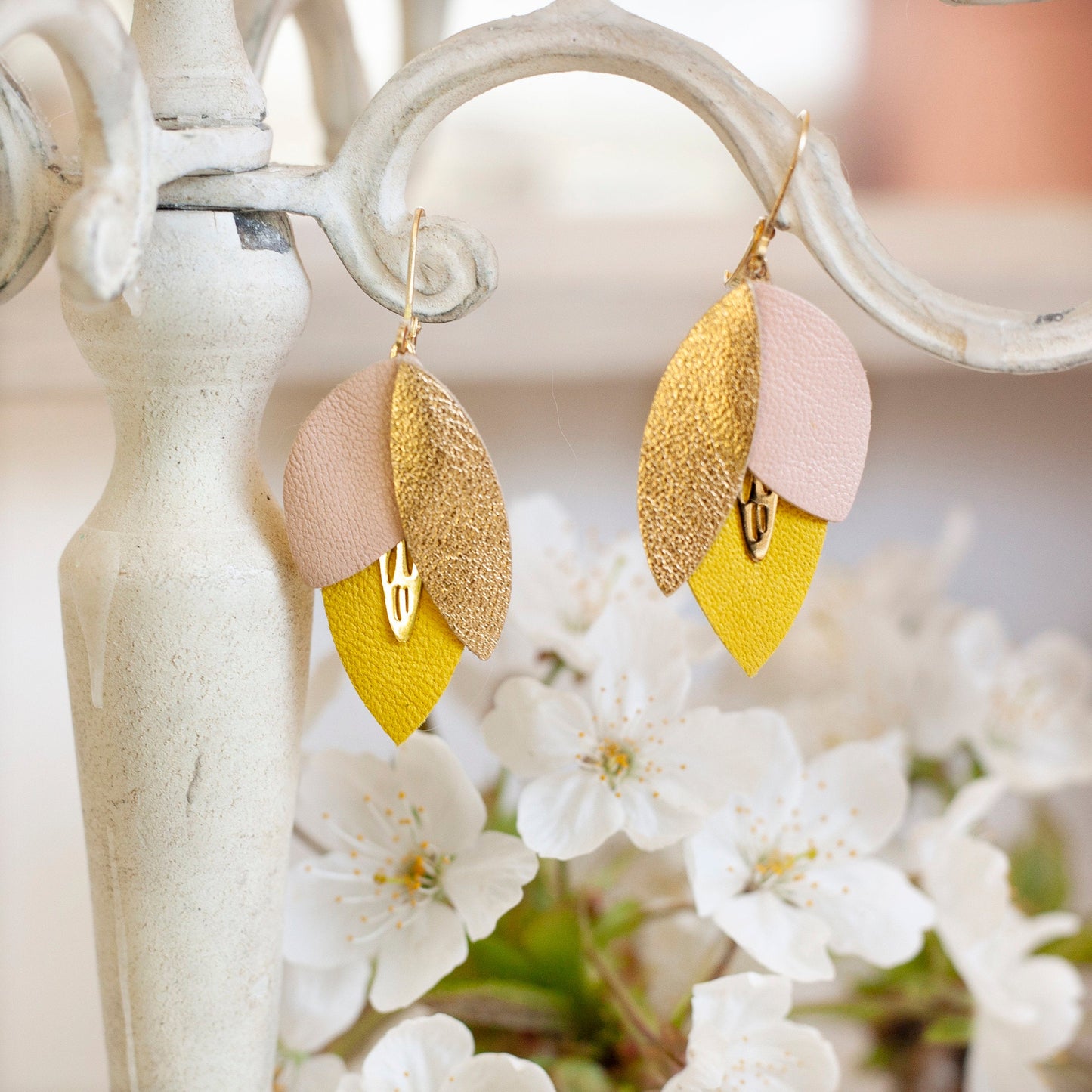 Boucles d’oreille pétales de fleur en cuir doré jaune et rose