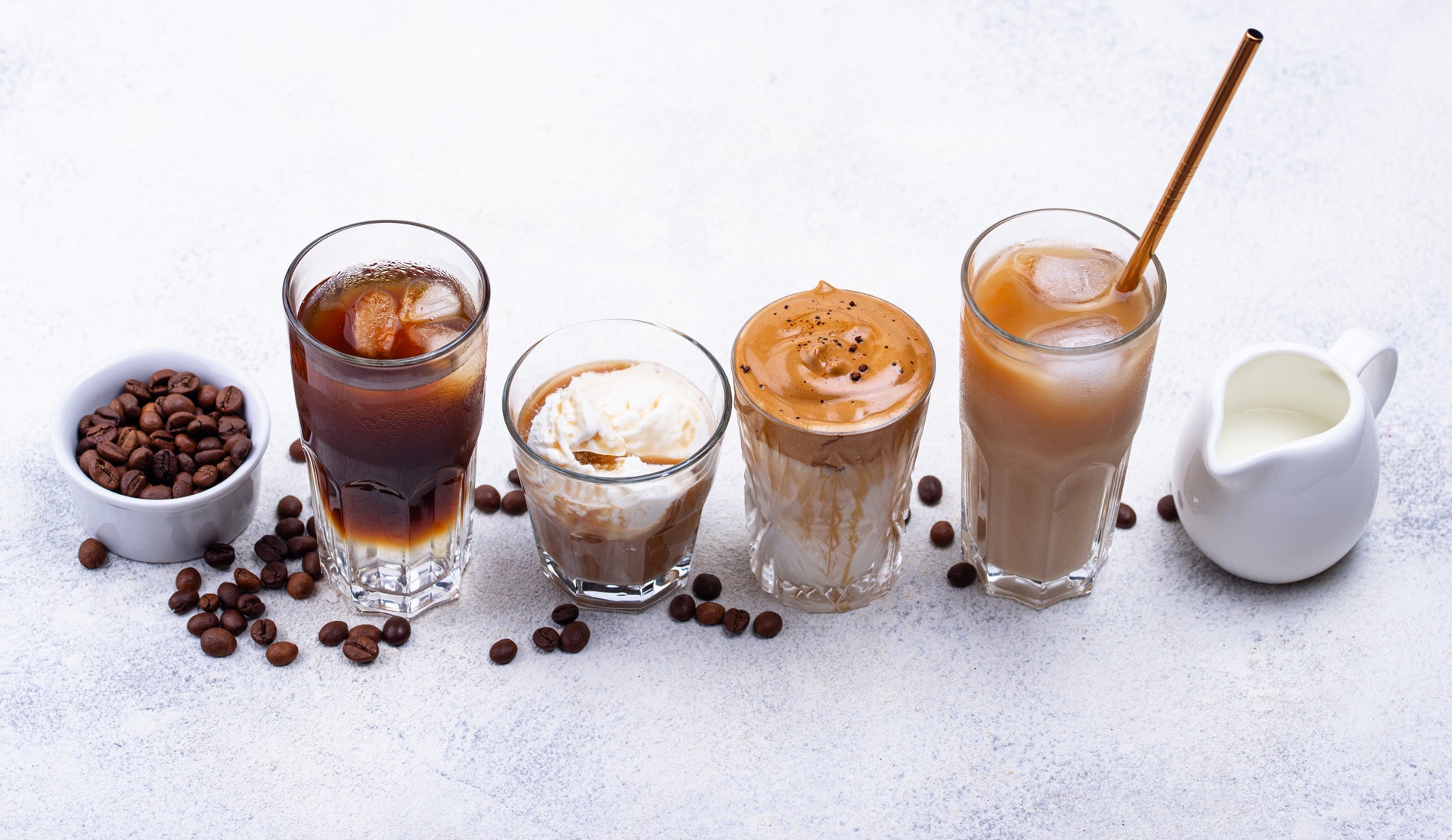 varietà di caffè freddo: con panna, granita, frappuccino, con latte