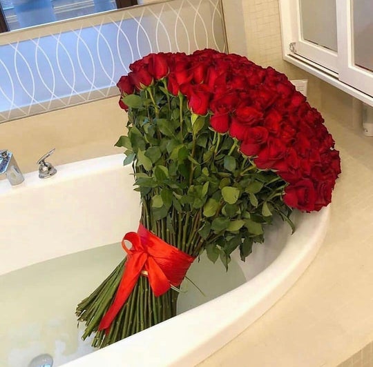 Décoration de baignoire bouquet de roses - Commandez en ligne MAINTENANT !  – Le cadeau parfait Dubaï®