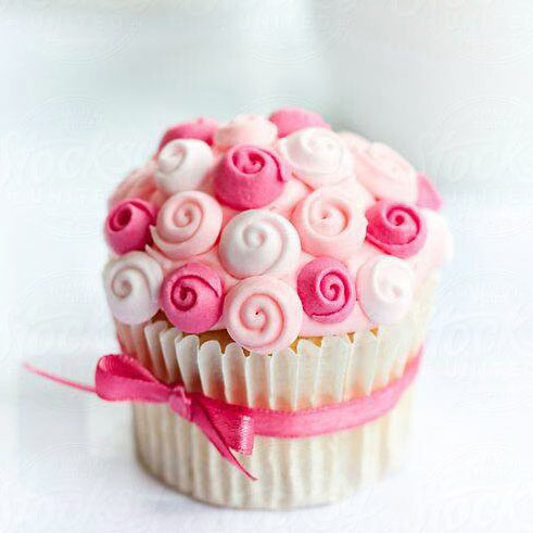 かわいい小さなバラのピンクのカップケーキ 無料ドバイ配達 今すぐ購入 パーフェクトギフトドバイ