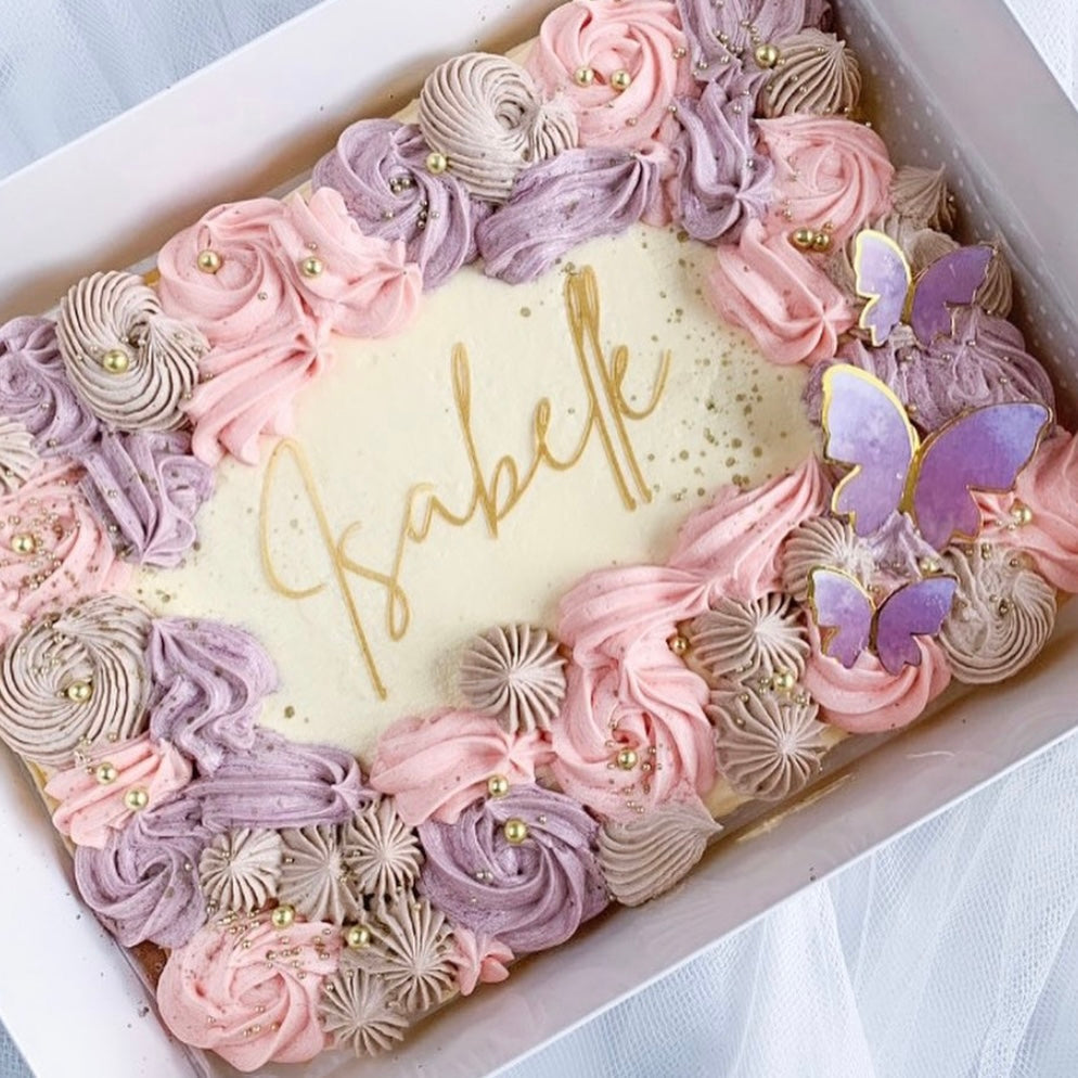 Espirales de pastel de cumpleaños con mariposas rosas y moradas - Entrega  de pastel de cumpleaños a Dubái - Pide ONLINE – The Perfect Gift® Dubái