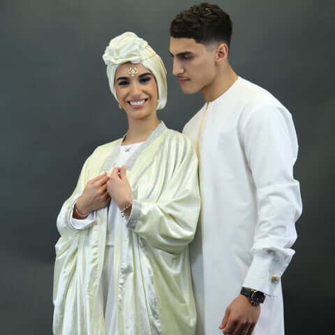 Couples de jeunes mariés entièrement habillés en Ibn Musa