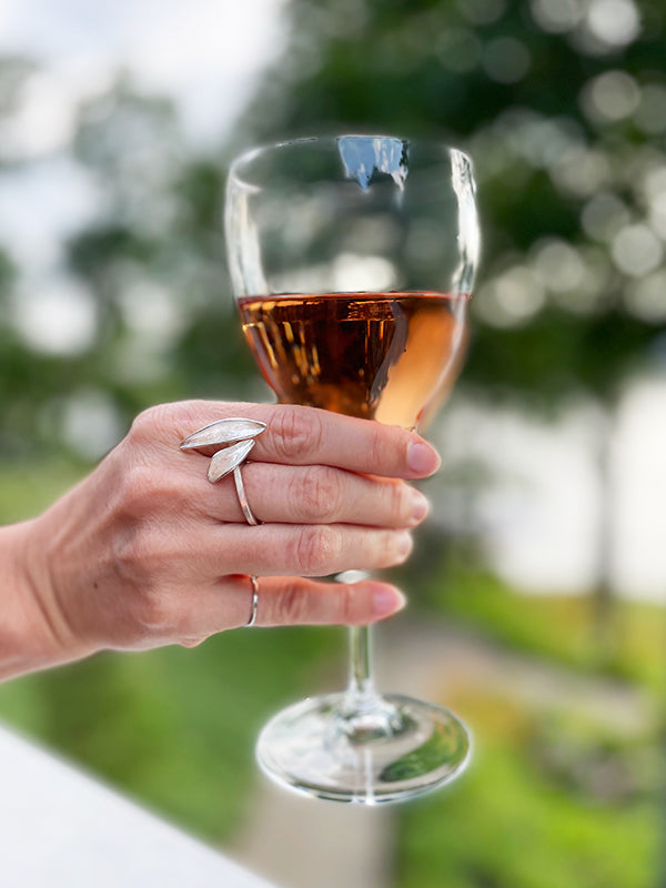 silver resilient ring with glass of rose
