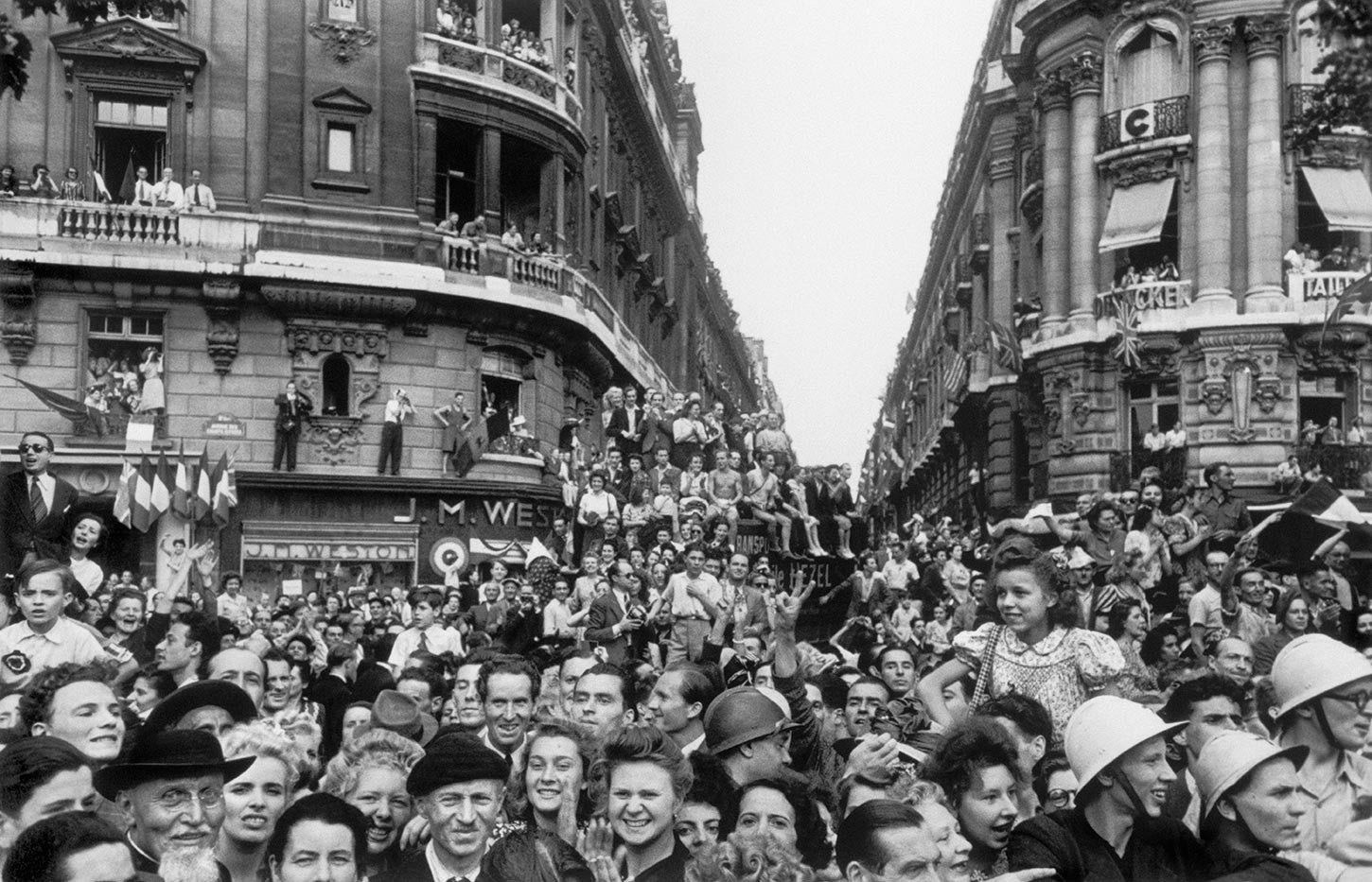 Crowds Celebrating The Liberation Of Paris France August 25th 1944 Magnum Photos 1503