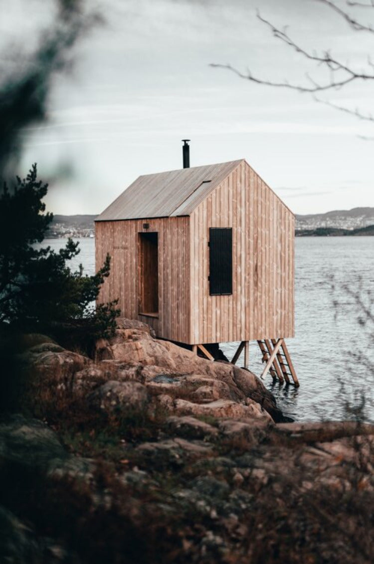 Tree Tinyhouse on stilts on Steinhang Fjord in the background