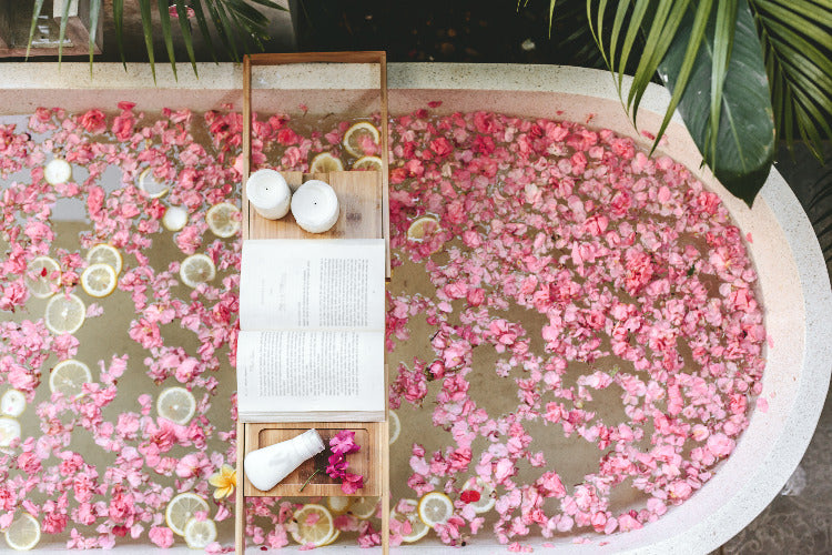 Baignoire en béton bain complet fleurs de roses livre bougies