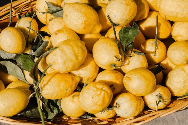 beaucoup de citrons dans le panier