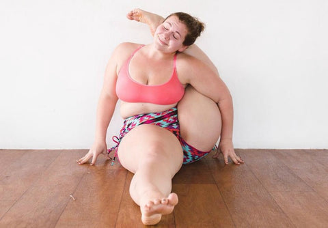 mulher fazendo yoga