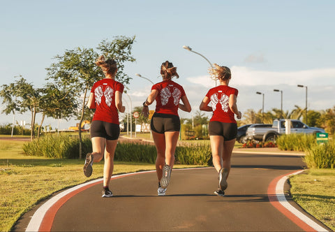 três mulheres correndo