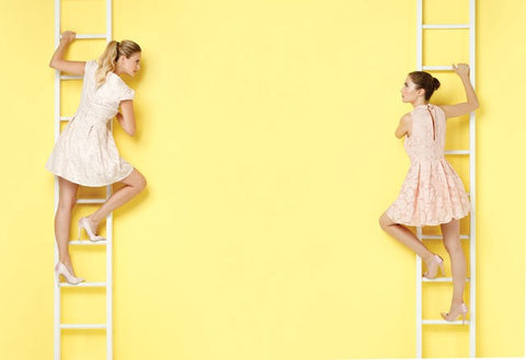 duas mulheres subindo escada