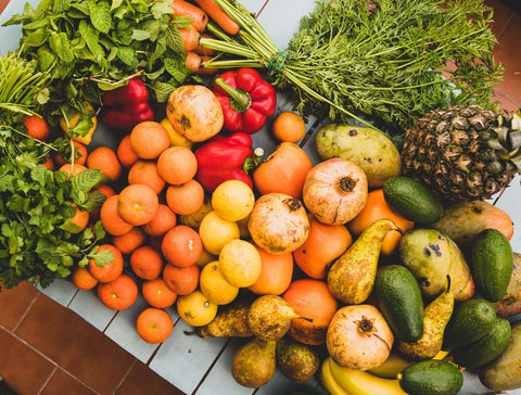 Frutas, verduras e legumes sobre uma mesa visto de cima
