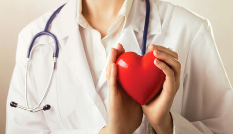 médico segurando coração