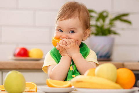 Criança comendo laranja