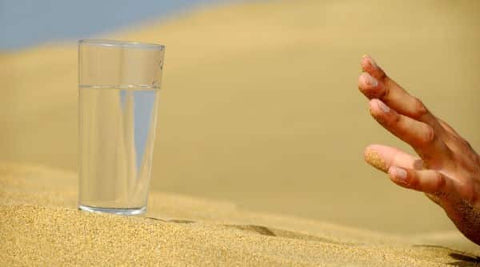 copo de água no deserto