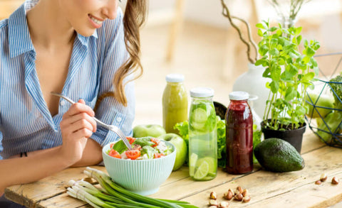 Mulher comendo salada