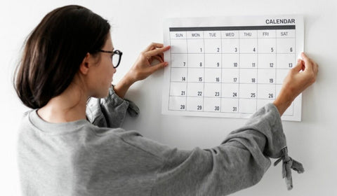 mulher vendo calendário