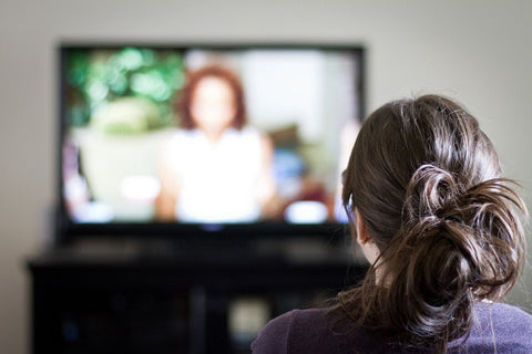 Mulher vendo televisão