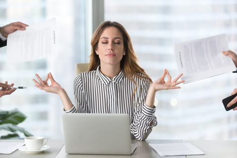 mulher meditando no trabalho