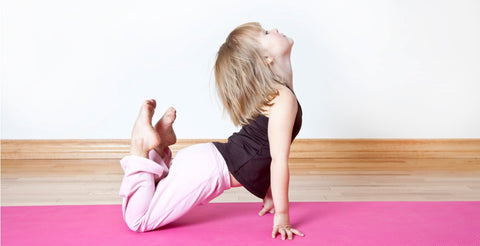 criança fazendo yoga