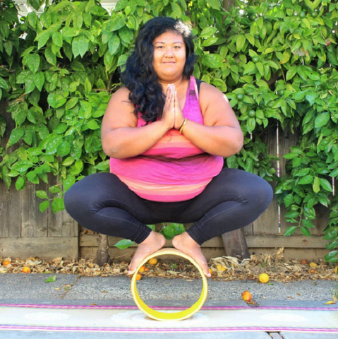 mulher obesa fazendo yoga