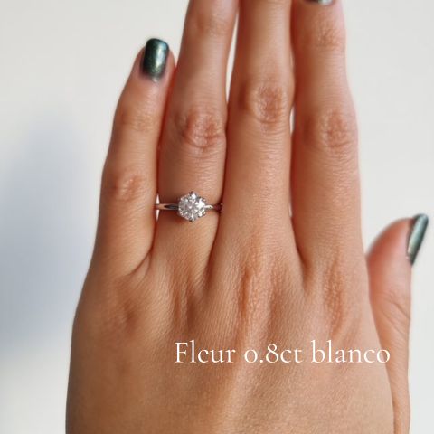 Anillo de compromiso en moissanita Fleur 0.8ct oro blanco