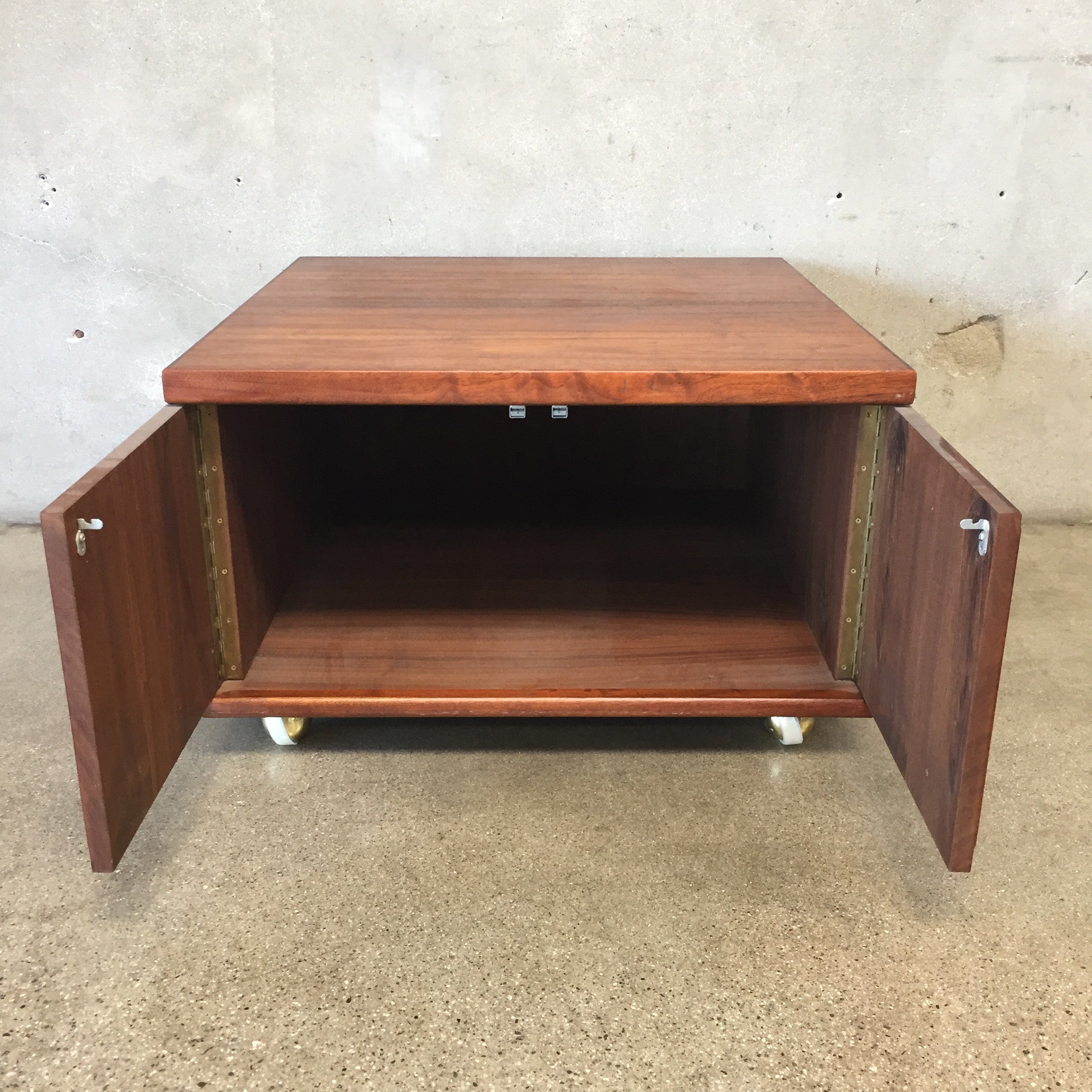 Mid Century Storage/Coffee Table – UrbanAmericana