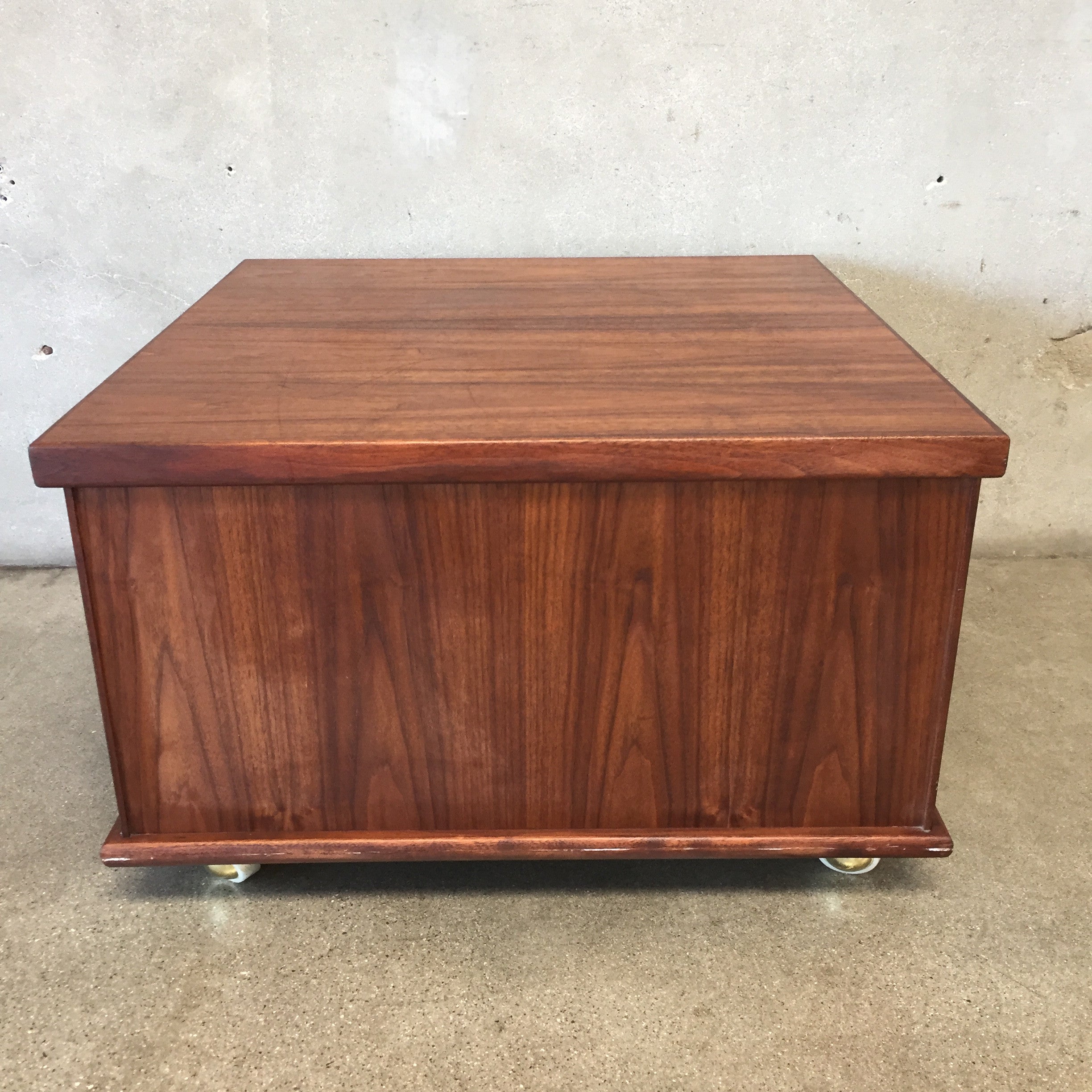 Mid Century Storage/Coffee Table – UrbanAmericana