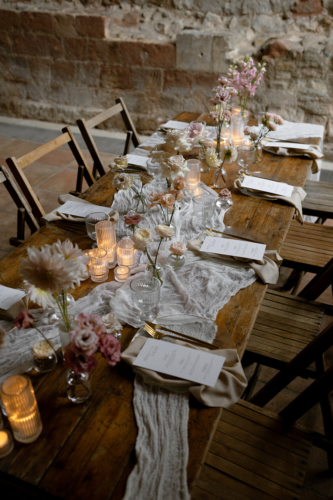 What a Host Home: Wedding Tablescape Design with Gold Cutlery Sets