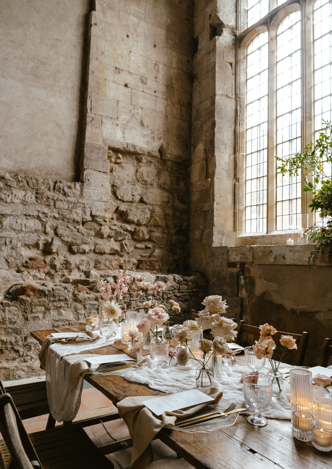 What a Host Home: Modern Wedding tablescape with gold cutlery and linen napkins