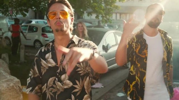 Outfit Nekfeu en chemise à fleurs - clip démarre S-crew