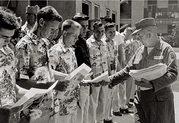 soldats americains en chemise hawaienne à Hawaii